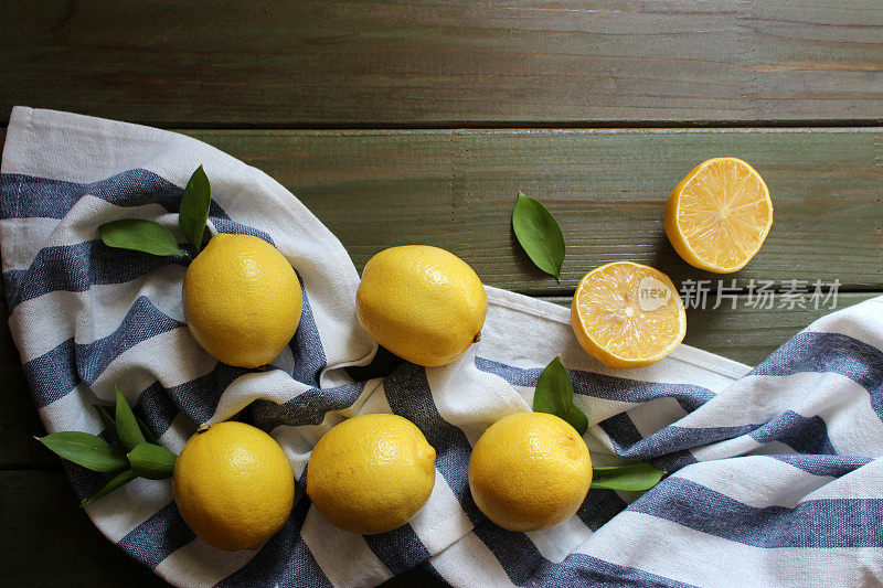 木质背景上的新鲜柠檬水果构图。健康饮食和食品理念。柑橘类水果排列。俯视图，平面布局，设计元素