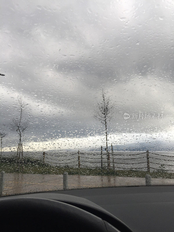 从车内看到的雨天景象