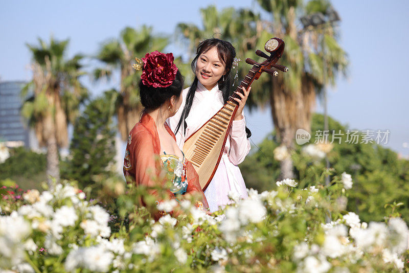 年轻的女士们在看花