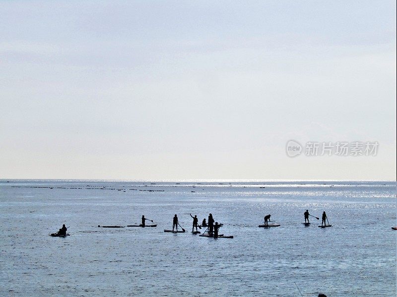 日本。海景和冲浪者的剪影。