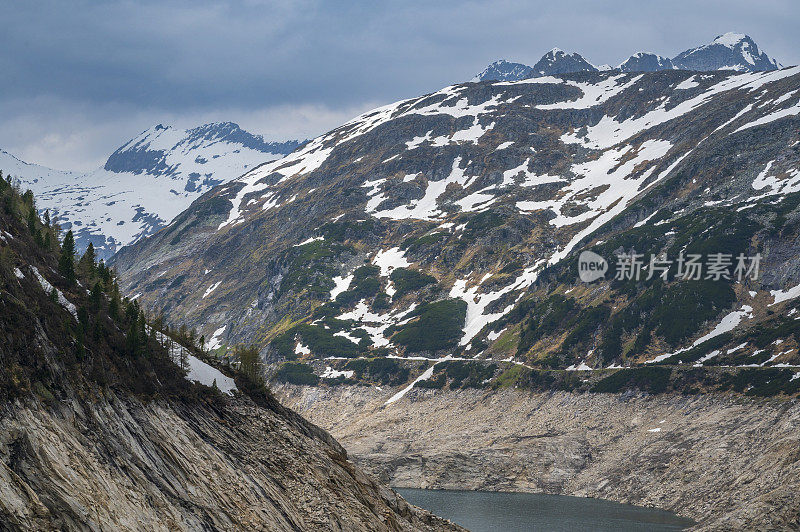 Koelnbreinspeicher水库湖在马耳他克恩顿州的Kölnbrein大坝在一个阴天的春日奥地利