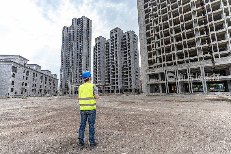 一位男建筑师在建筑工地工作