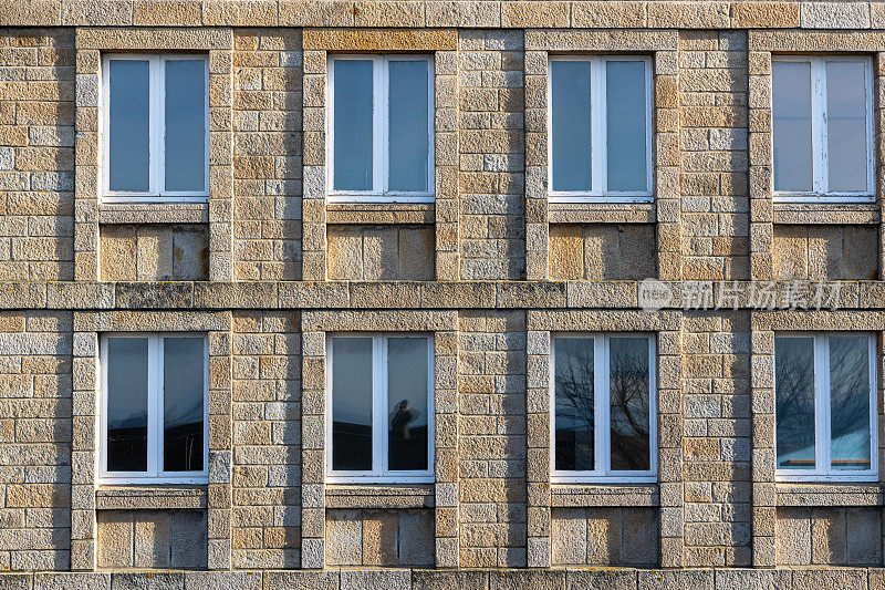 有窗户的旧建筑立面