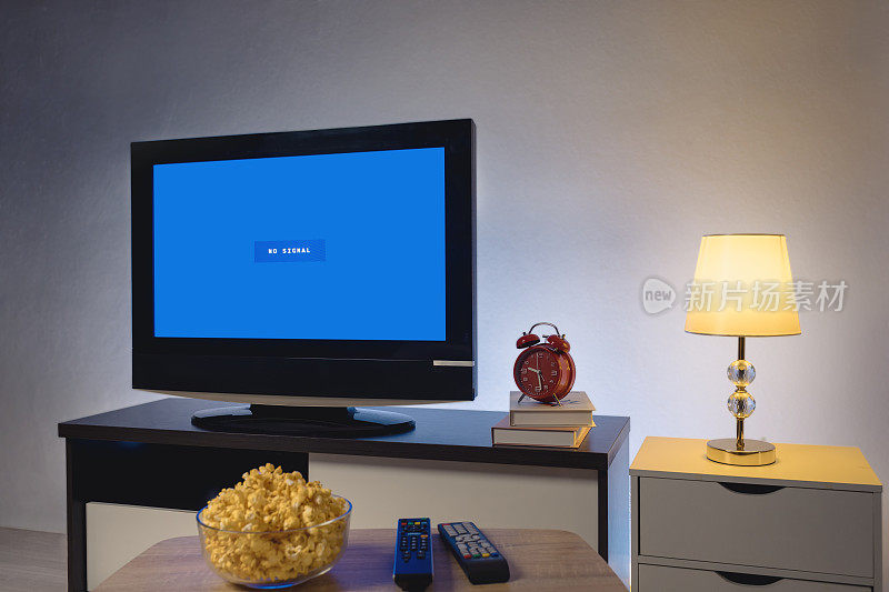 蓝屏无信号4K液晶电视，放在家里客厅的柜子上，室内设计，切掉屏幕