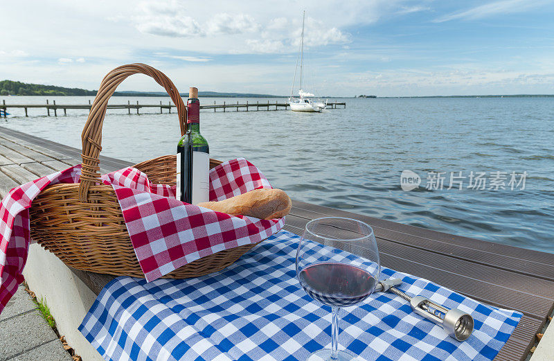 野餐篮里有长棍面包和一瓶红酒