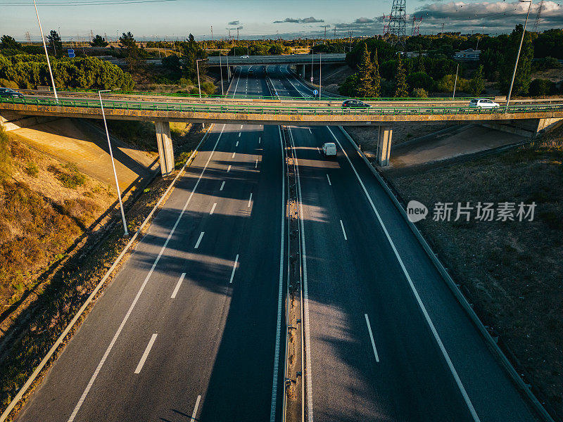 高速公路上空的航拍图像，以及与葡萄牙南部其他目的地的不同连接