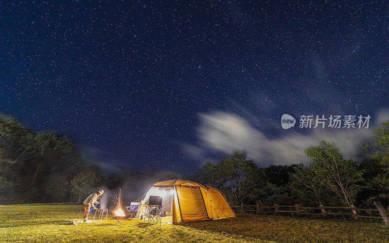 在繁星满天的夜空下露营