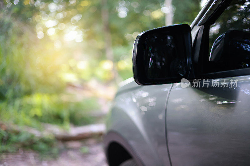 通过旅游探索森林驱动车辆冒险，但在通往成功的道路上可能会有障碍。