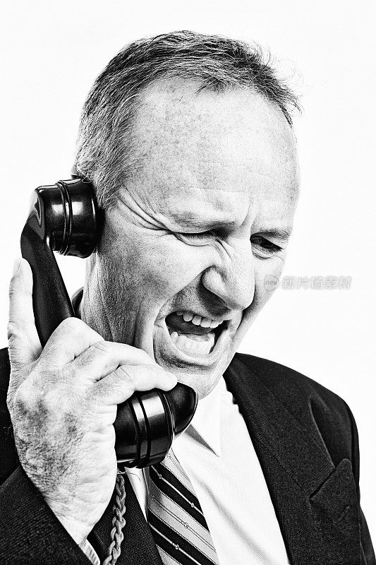 歇斯底里的愤怒，商人或老派记者在老式的老式固定电话上交谈