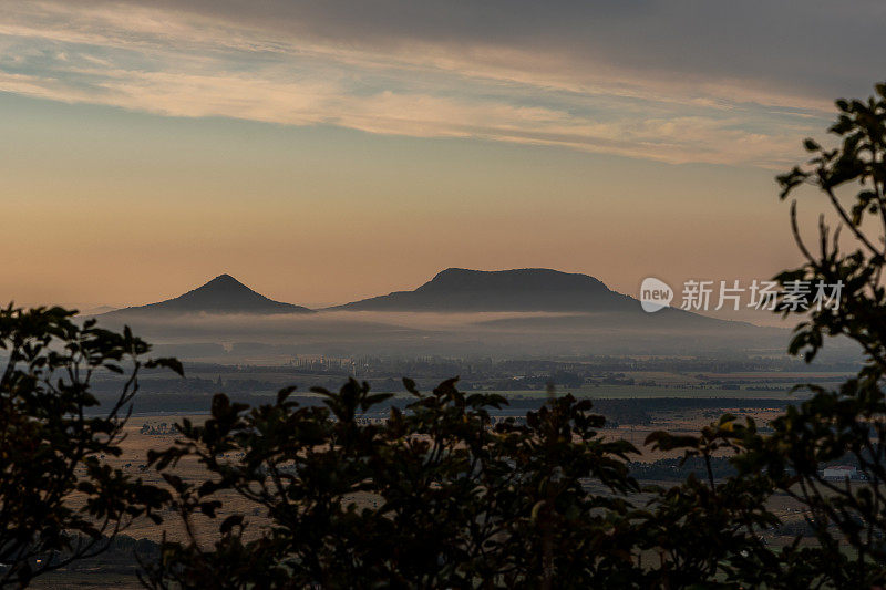 日出时巴拉顿高地的群山