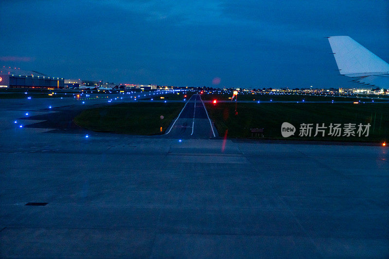 黄昏时分，加拿大安大略省多伦多皮尔逊国际机场的跑道
