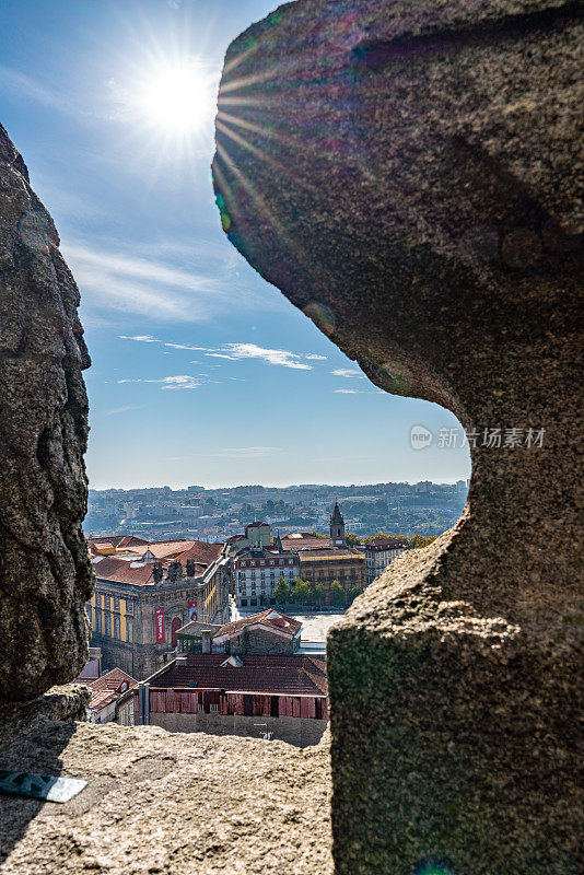 天使喷泉和老波尔图关系监狱。从葡萄牙波尔图的克莱里戈斯教堂和塔上俯瞰城市