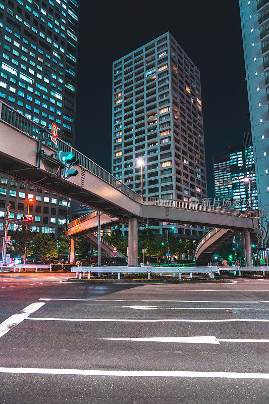 东京城市道路的夜晚