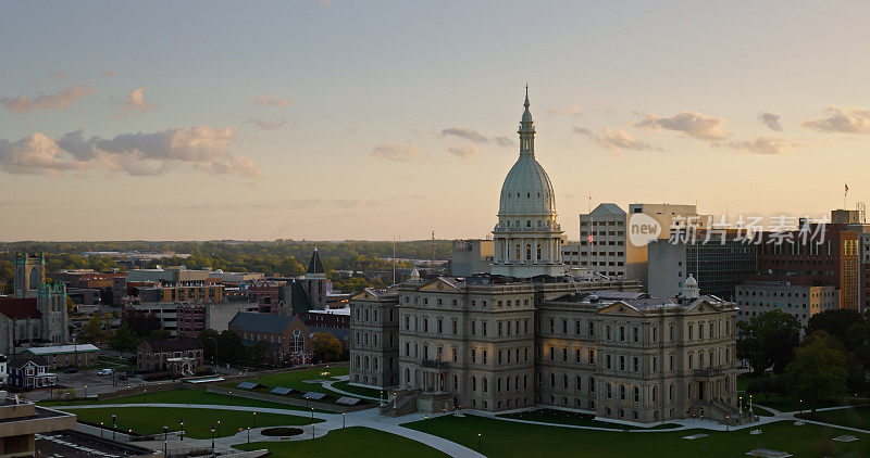 日出时密歇根州议会大厦的航拍照片