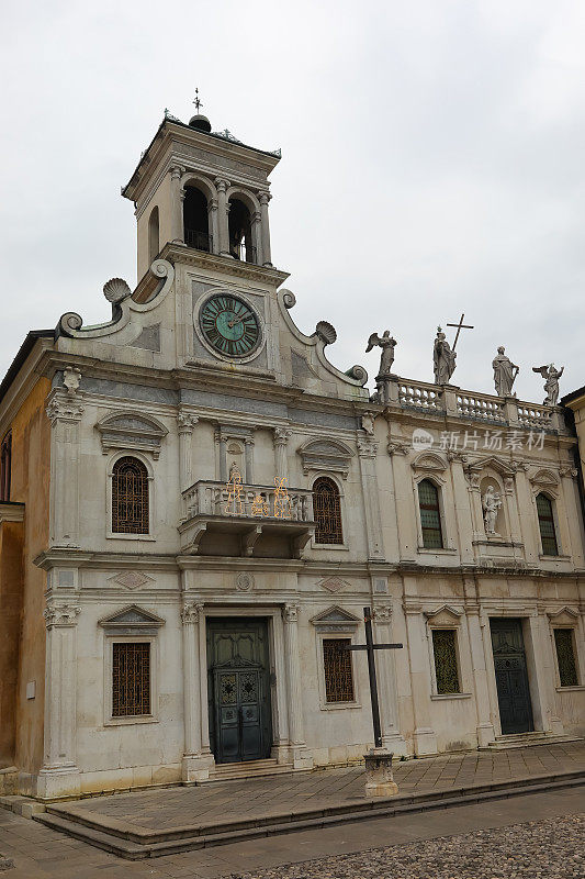 位于意大利乌迪内的圣贾科莫教堂，供奉着詹姆斯大帝，教堂前没有人的耶稣诞生场景