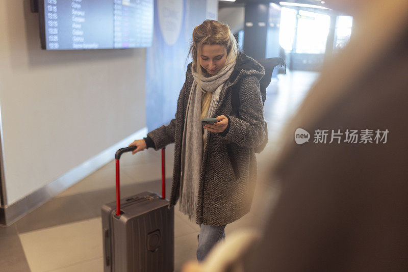 一名游客用手机查询航班起飞时间