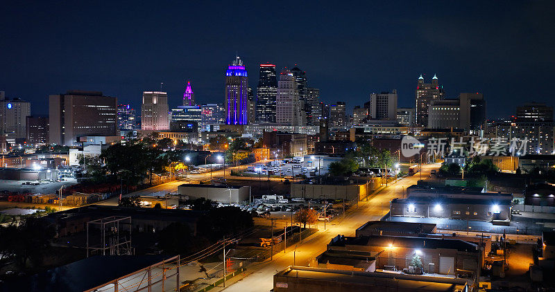 夜间密苏里州堪萨斯城市区航拍图