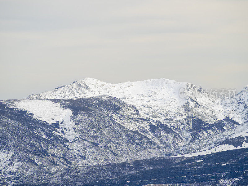 冬季高山白雪皑皑的冬季景观