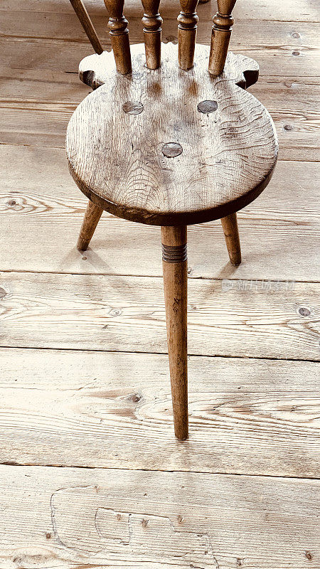 老式木制椅子，三条腿