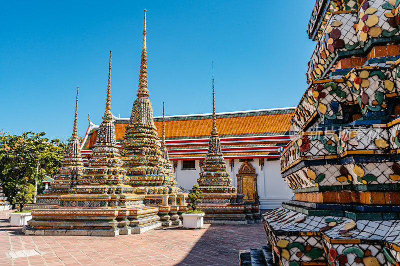 卧佛寺位于泰国曼谷