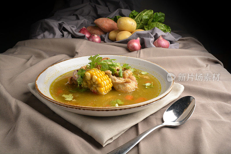 鸡肉玉米土豆热汤盘在棕色布桌西餐厅秘鲁菜咖啡馆清真菜单