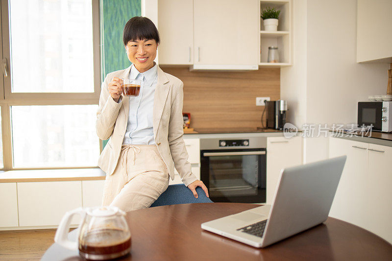 年轻的女商人正在用笔记本电脑工作