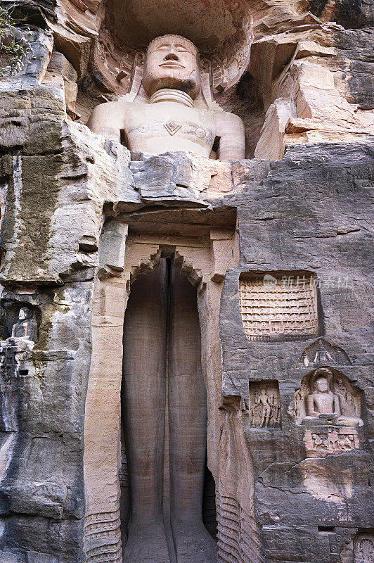 沿着山谷的岩石表面雕刻的耆那教雕塑，通常被称为岩石切割耆那教图像Urwai门或Siddhanchal洞穴群，堡垒综合体，瓜里奥尔，中央邦，印度