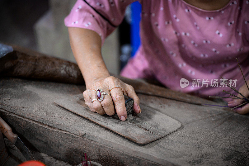 顺化一名越南妇女在制作香烛