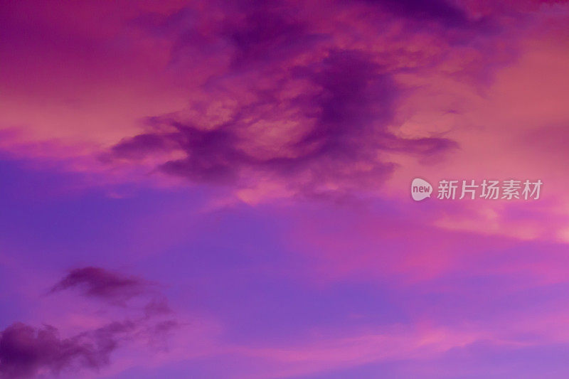 云天空的抽象和图案，丝绒紫色，丝绒紫色，年度背景的趋势色，彩色云和天空日落或日出的图案:黄昏中戏剧性的日落