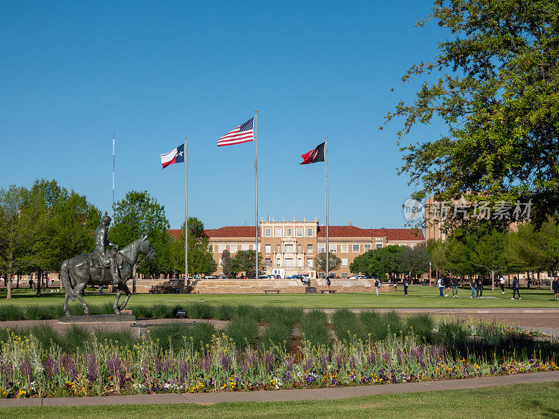 德克萨斯理工大学中央广场上的旗帜。
