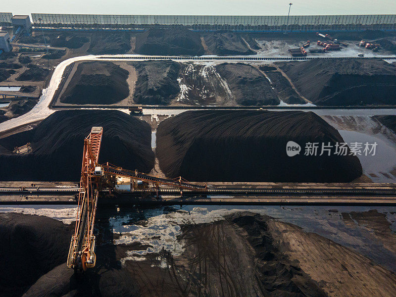 煤港的机器正在运煤