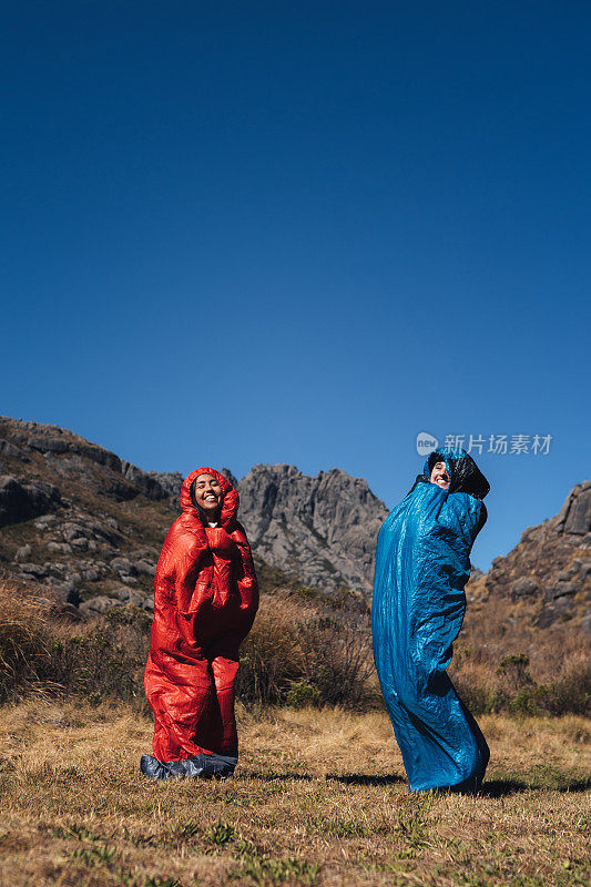 山里的女人穿着睡袋