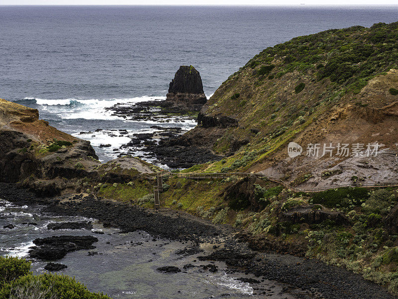 岩石海岸线上的木板路