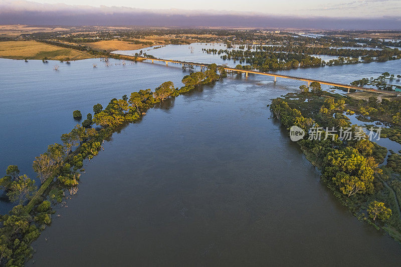 在南澳大利亚斯旺波特，鸟瞰洪水泛滥的默里河上的日出