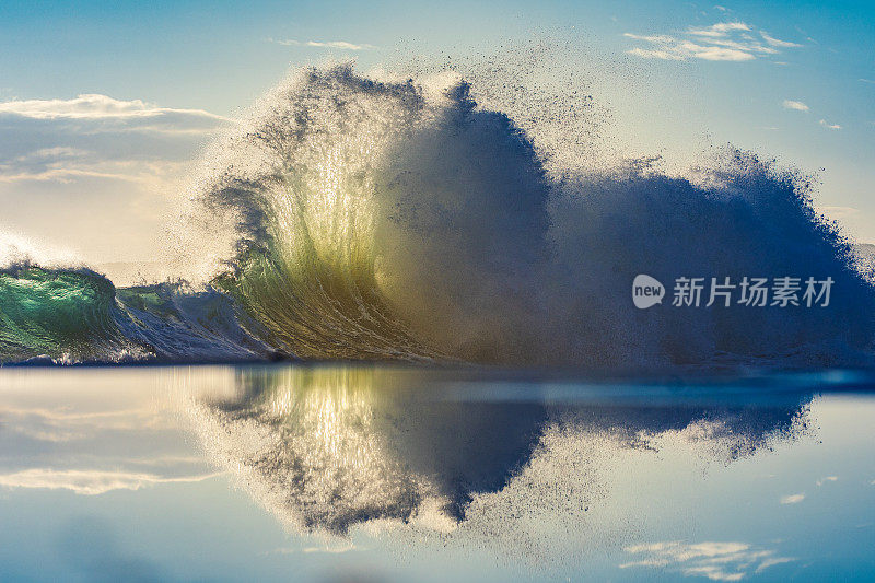 独特的海浪碰撞，在清晨金色的光线反射下创造出图案