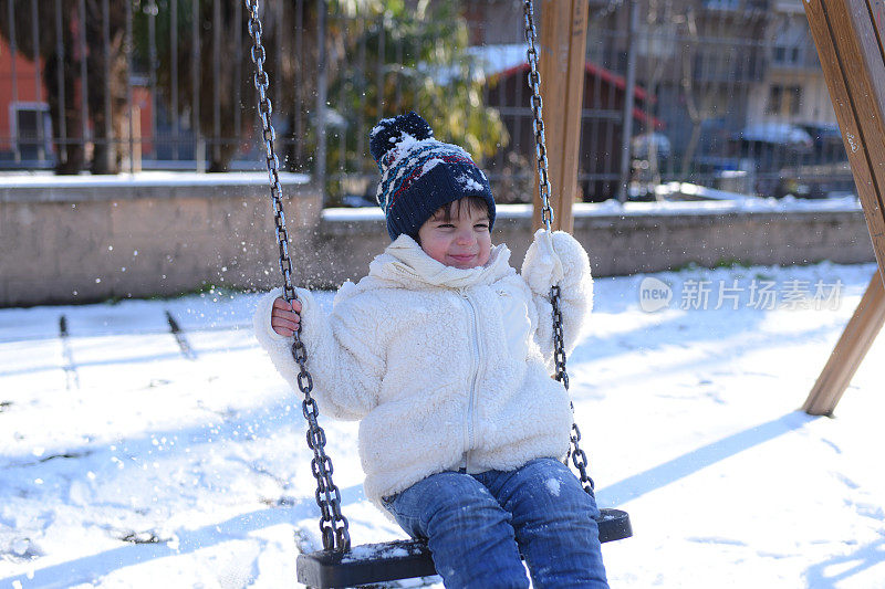 男孩在公园里玩雪