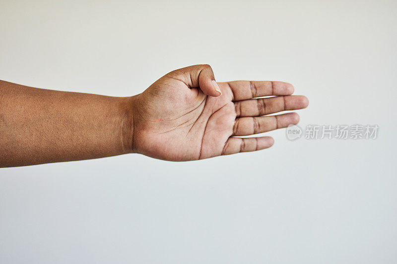手，人与人在工作室与手掌，谢谢或合作伙伴符号在白色背景。握手，手势或b2b交易，协议或整合，协同与表情符号图标隔离