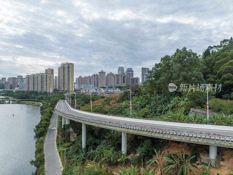 建筑，高速公路，城市绿化带