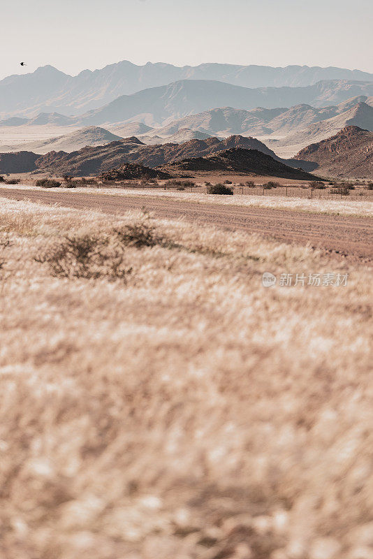 在非洲纳米比亚的自助狩猎之旅中驾车穿越美丽的风景