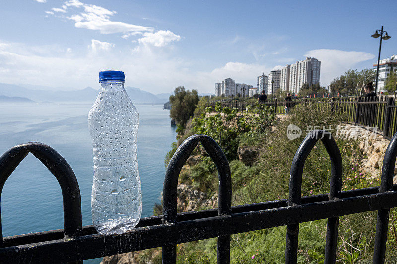 海边地上的水瓶