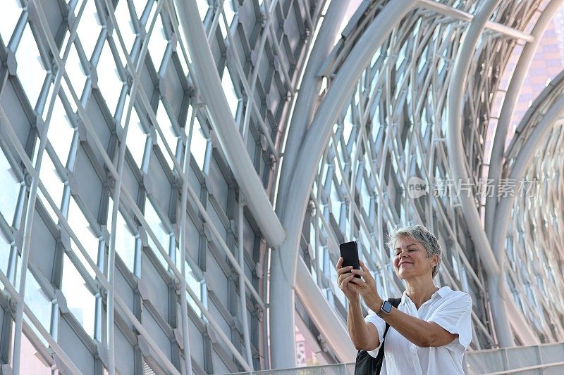 一个成熟的女人在大城市里旅行