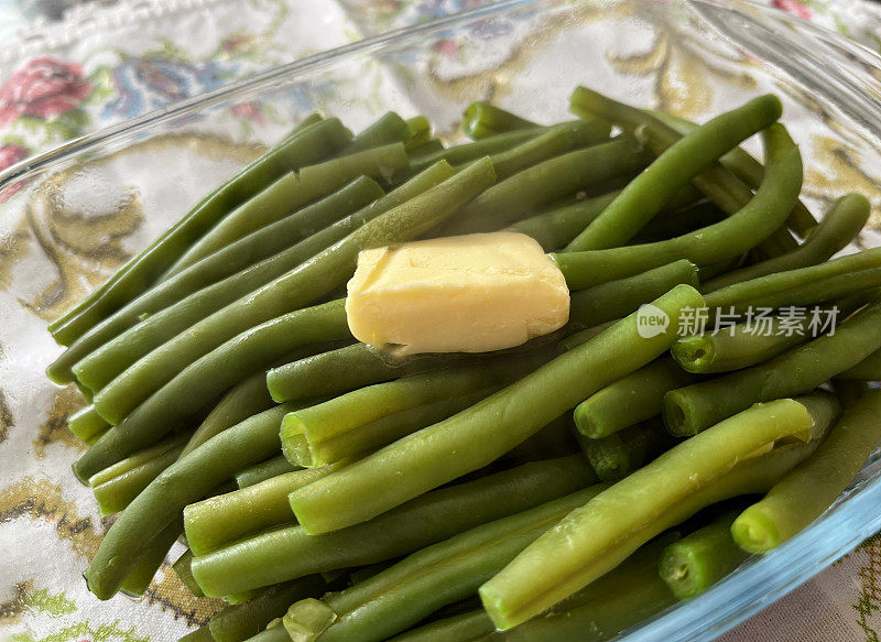 在盘子里蒸青豆