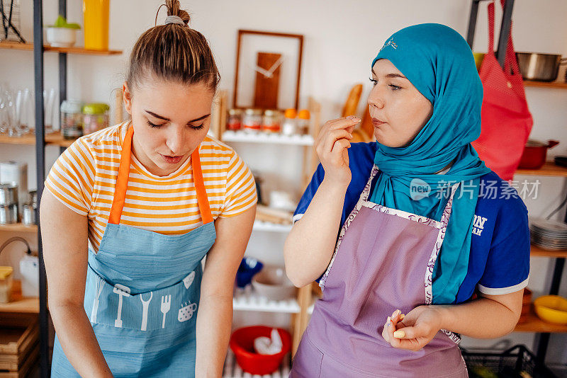 两个年轻的女人在家里准备健康的食物和饮料