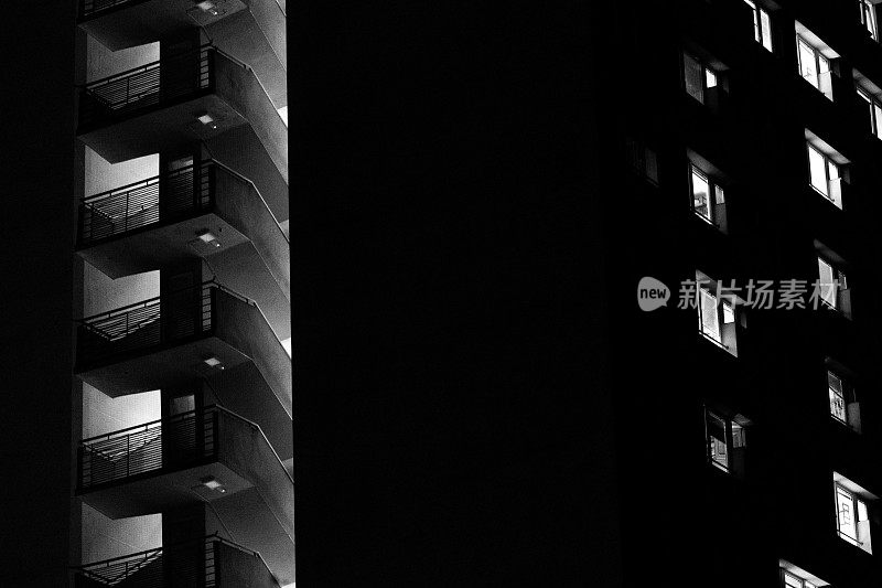摩天大楼窗户上的灯光