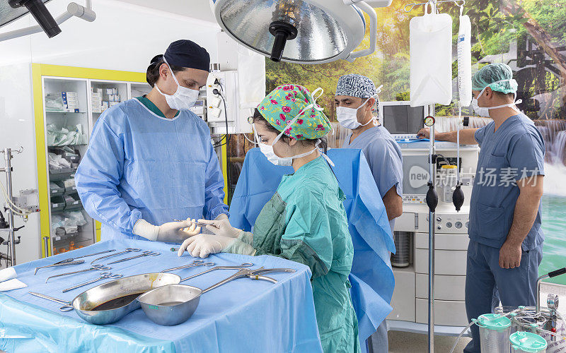 在现代化的手术室里，医生和他的助手