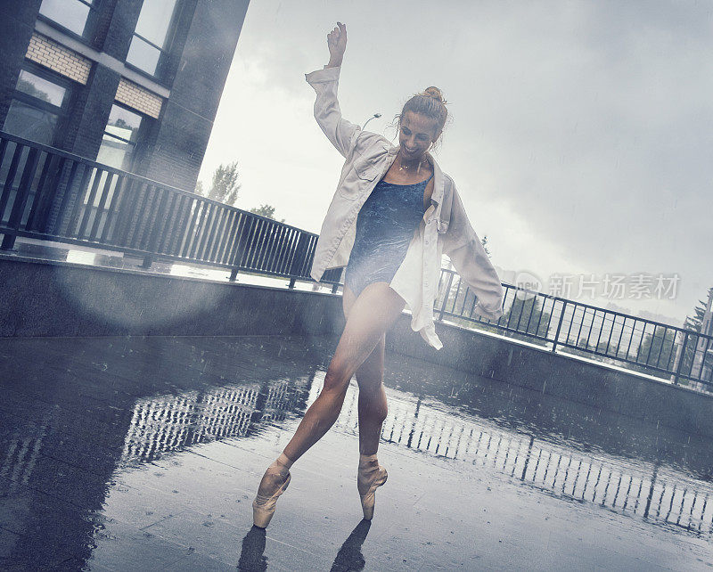 夏日里，芭蕾舞女演员在雨中翩翩起舞，漫步在城市的大街上