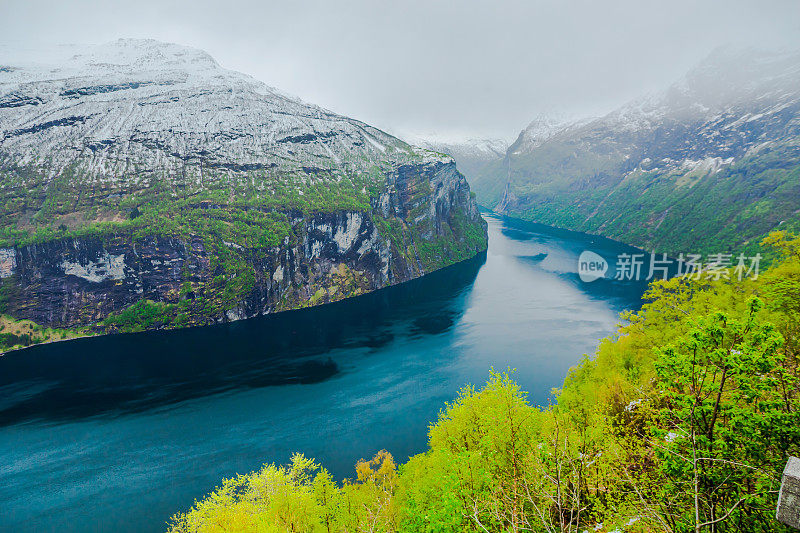 挪威的峡湾。Geiranger峡湾。更多关于罗姆斯代尔县的报道。斯堪的那维亚。山景观