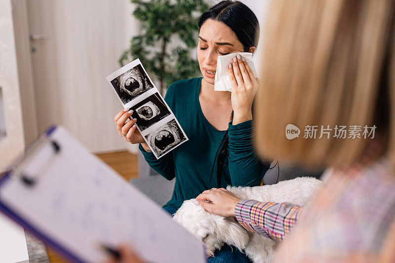 焦虑的准妈妈和她富有同情心的心理治疗师分享她怀孕的挣扎