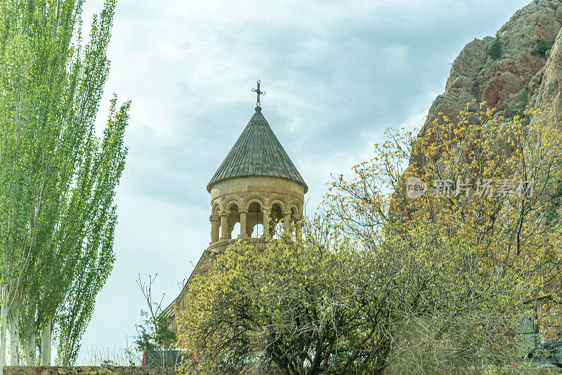 位于亚美尼亚Yeghegnadzor镇附近的Noravank修道院建筑群。