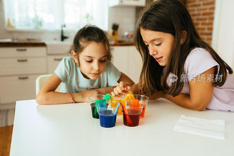孩子们在家做彩虹实验